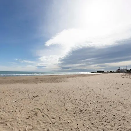 Luxury Beachfront With Pool شقة
