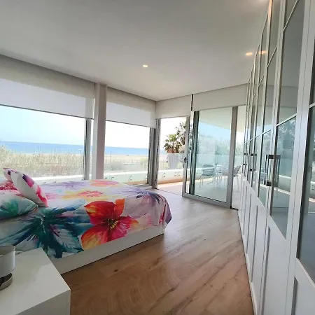 Luxury Beachfront With Pool شقة