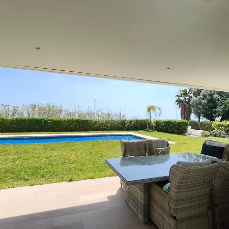Luxury Beachfront With Pool شقة