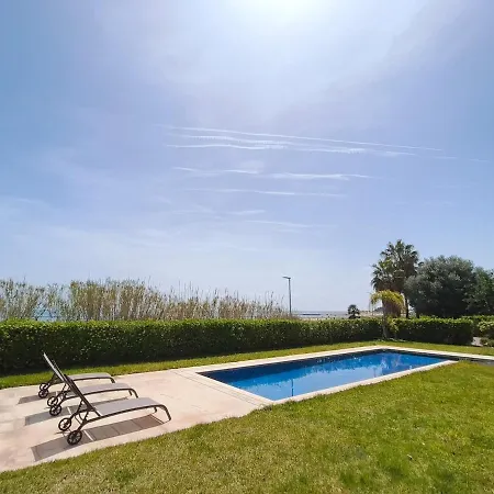 شقة Luxury Beachfront With Pool